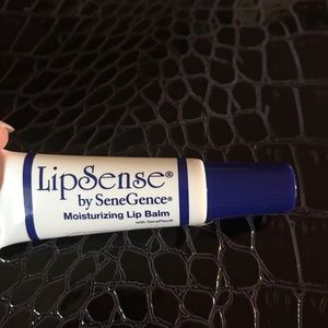 Moisturizing lip balm
